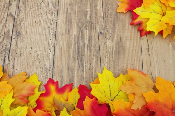 Herfst bladeren en weer hout achtergrond — Stockfoto