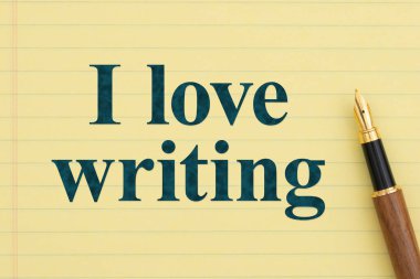 Dolma kalemli sarı not defteri ve yazı yazmayı seviyorum. Yazma tutkusu, yaratıcılık ve yazar ilhamı..