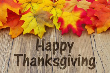Sonbahar yaprakları ile mutlu şükran günleri