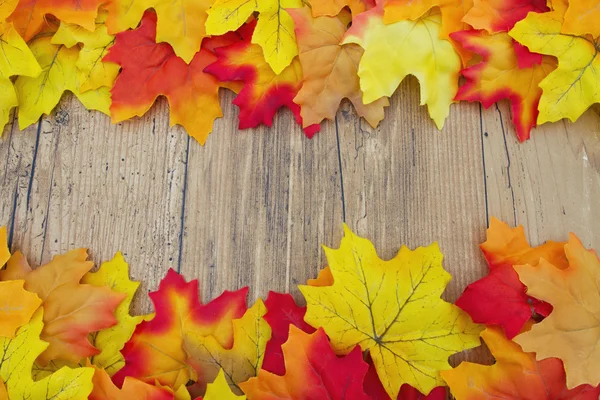 Hojas de otoño y clima Fondo de madera — Foto de Stock