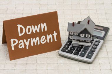 Eve peşinat, gri ev, kahverengi kart ve hesaplaması Mortgage