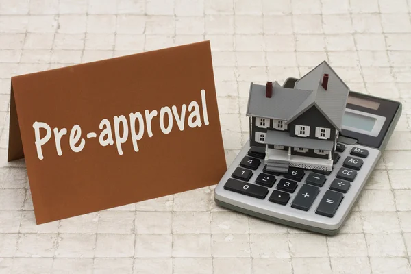Home Hipoteca Pré-aprovação, Uma casa cinza, cartão marrom e cálculo — Fotografia de Stock