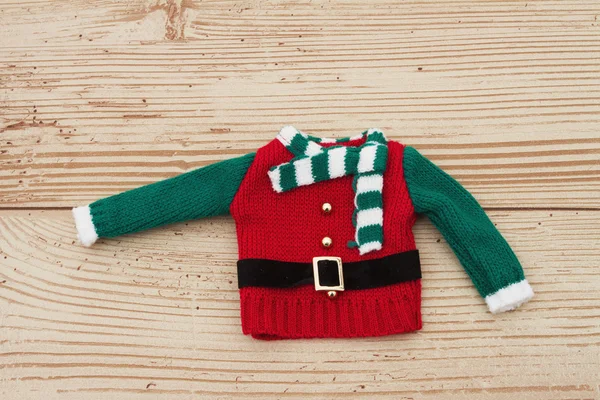 Elf πράσινο και κόκκινο πουλόβερ Χριστούγεννα σε φόντο ξύλου καιρός — Φωτογραφία Αρχείου