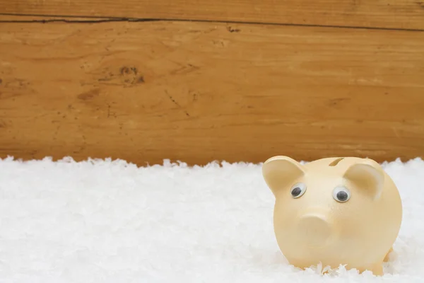 Jul, Piggy Sparbank på snö med kopia-utrymme — Stockfoto