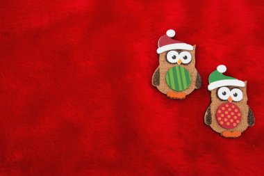 Kırmızı peluş kürk ve tatil baykuşlar Noel arka plan