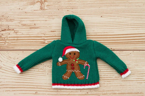 Рождественский свитер с зеленым хлебом на деревянном мешке — стоковое фото