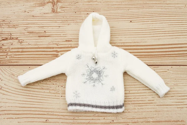 Λευκά Snowflake Hoodie Χριστούγεννα πουλόβερ σε ένα ξύλο Backg καιρός — Φωτογραφία Αρχείου