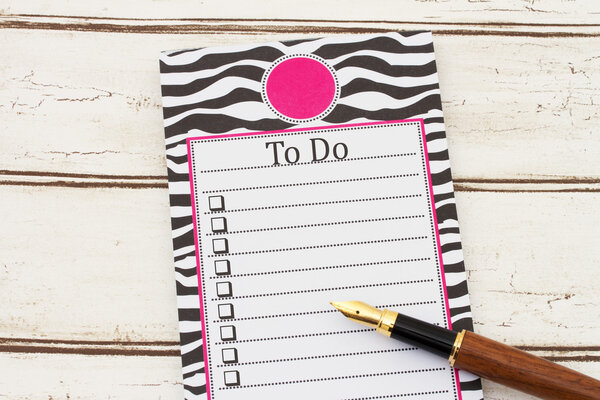 Блокнот и ручка на мокром деревянном фоне с текстом To Do a
