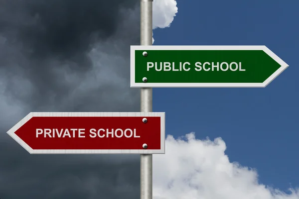 Δημόσιο σχολείο έναντι ιδιωτικό σχολείο — Φωτογραφία Αρχείου