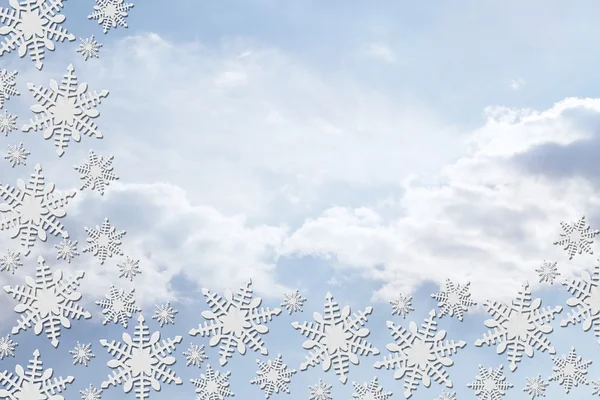 Witte sneeuwvlokken met wolken achtergrond — Stockfoto