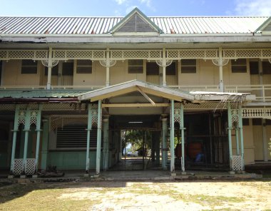 Bağlantı noktası Paopao Cook's Bay, Moorea, Fransız Polinezyası, terk edilmiş bir otel.