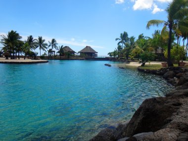 Papeete, Fransız Polinezyası gölünde resort görünümünü.