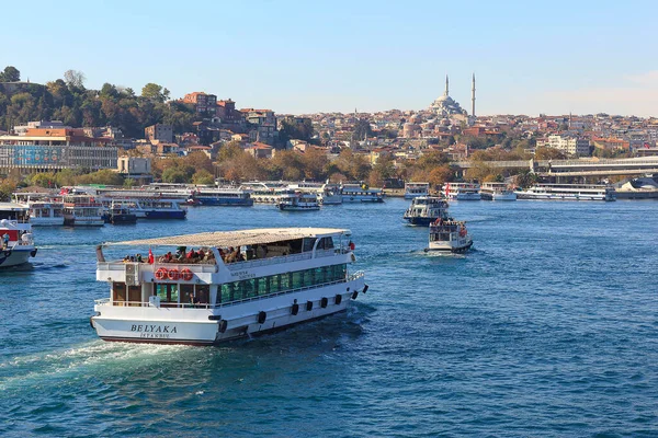 Туристический Корабль Возле Моста Галата Октября 2018 Года Стамбуле — стоковое фото