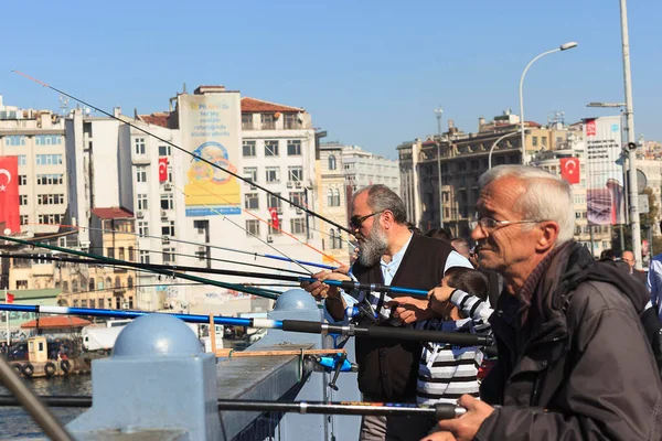 Istanbul Τουρκια Οκτωβρίου 2018 Αλιείς Στη Γέφυρα Γκαλάτα Royalty Free Φωτογραφίες Αρχείου