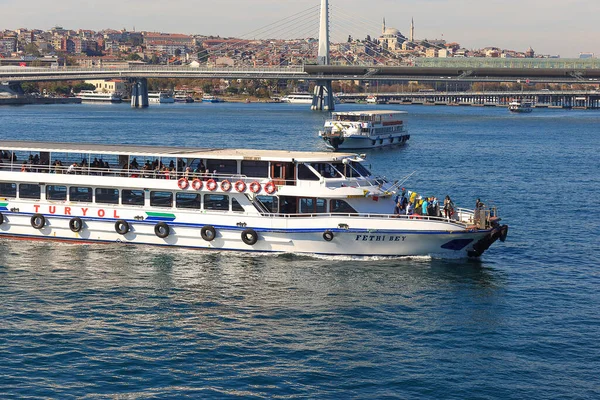 2018年10月29日在伊斯坦布尔Galata Bridge附近的客轮 图库图片