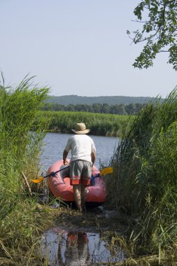 Balıkçı ve kırmızı tekne