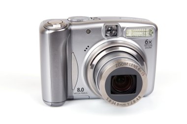 izole beyaz zemin üzerine dijital fotoğraf makinesi