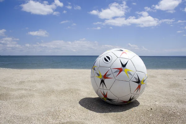 Fotboll på stranden — Stockfoto