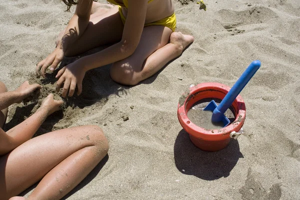 Κορίτσια να παίζουν παραλία — Φωτογραφία Αρχείου