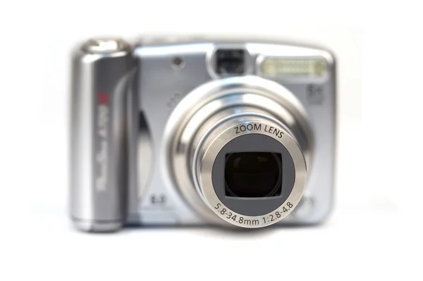 Macchina fotografica digitale da vicino. Focus sulla parte anteriore della lente . — Foto Stock