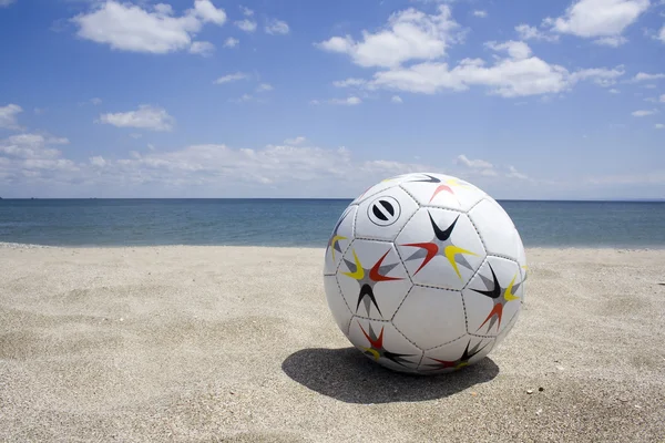 Pelota de fútbol en la playa de arena Imagen De Stock