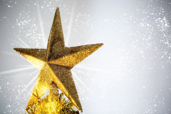 Estrela de Natal de ouro no topo da árvore — Fotografia de Stock