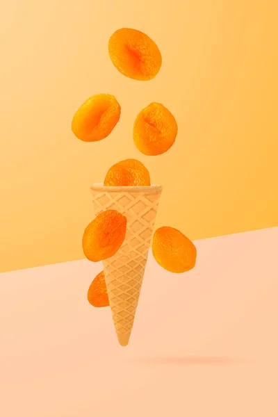 Vereinzelte Eistüte Mit Früchten Der Luft Fallende Getrocknete Aprikosen Isoliert — Stockfoto