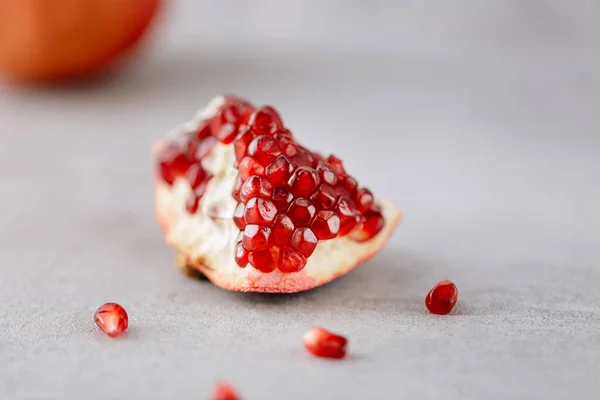 Rijp Granaatappel Fruit Grijze Tafel Minimale Stijl Gezond Eten Schoon — Stockfoto