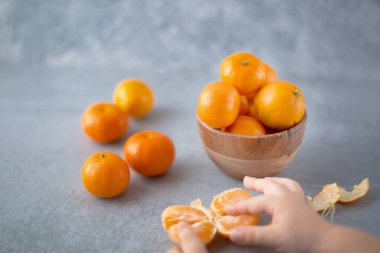 Olgun meyveleri gri masaya asgari bir şekilde bırakır. Sağlıklı yiyecekler ve temiz yeme konsepti. Seçici odaklanma. Boşluğu kopyala.