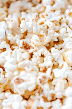 Masada ev yapımı patlamış mısır var.