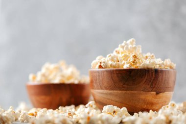 Kırsal gri masada iki tane tuzlu patlamış mısır kasesi. Metin için seçici odak ve metin boşluğu. Rahatlama ve dinlenme kavramı.