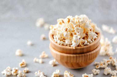 Kırsal gri masada tuzlu patlamış mısır kasesi. Metin için seçici odak ve metin boşluğu. Rahatlama ve dinlenme kavramı.