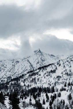 Bir sürü beyaz karlı kış manzarası. Yüksek dağlarda kış tatili sırasında tatil kavramı. Seçici odak.
