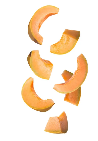 Fallende in Scheiben geschnittene gelbe Melone isoliert auf weiß — Stockfoto