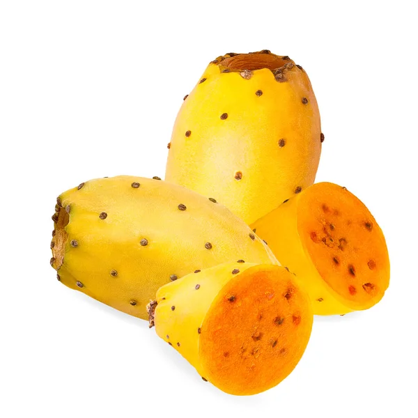 Ізольовані плоди опунції. Дві цілі і розрізані навпіл жовті колючі груші кактусові плоди на білому тлі з відсічним контуром — стокове фото
