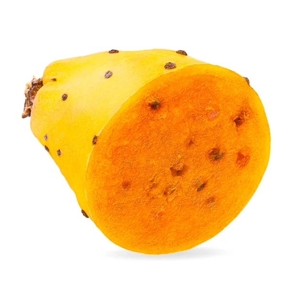 Ізольовані плоди опунції. Один розрізаний навпіл жовтий колючий грушевий кактус фрукт на білому тлі з відсічним контуром — стокове фото