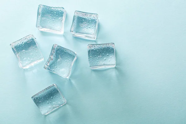 Fondo creativo abstracto con hielo y gotas de agua. Imagen de stock