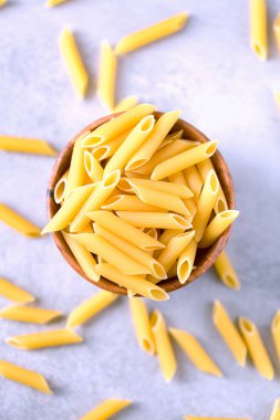 Gri arka planda çiğ makarna