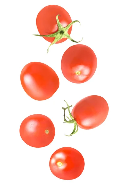 Conjunto de tomates enteros frescos voladores aislados sobre fondo blanco — Foto de Stock