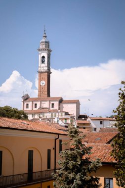 Saati olan çan kulesi, İtalya, Brescia 'daki kilise.