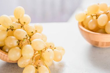 Masadaki sepetteki beyaz üzümler