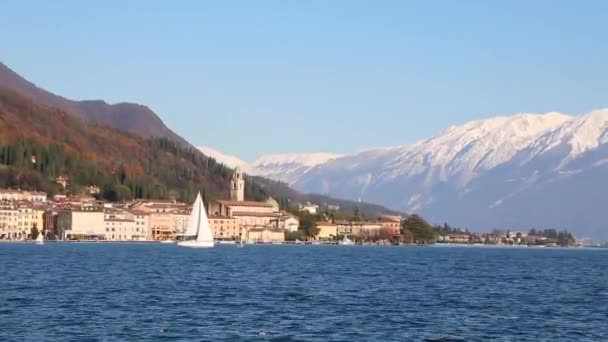 Żaglówka w Lago di Garda, że praktyka do następnego konkursu — Wideo stockowe
