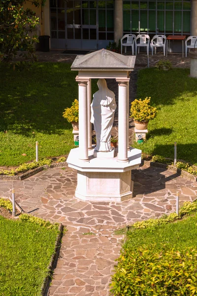 Brescia 'da bir manastırın avlusunda.