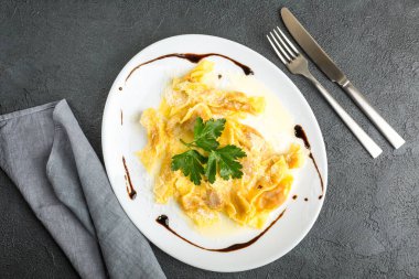 Casoncelli İtalya 'da geleneksel Lombardiya yemekleri yapılan bir ravioli evidir.