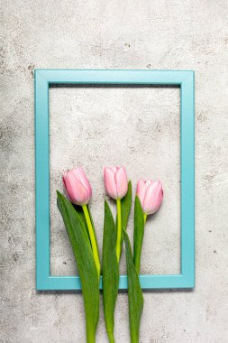 Nihai gri duvarda taze pembe lale çiçekleri