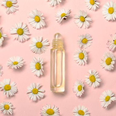 Papatya çiçekli desen ve pembe arka planda şişe..