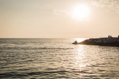 Günbatımının deniz üzerindeki manzarasının arka planı