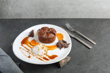 Üstünde armut olan çikolatalı pasta.