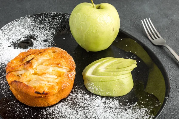 Tarta de manzana con peras en la parte superior — Foto de Stock