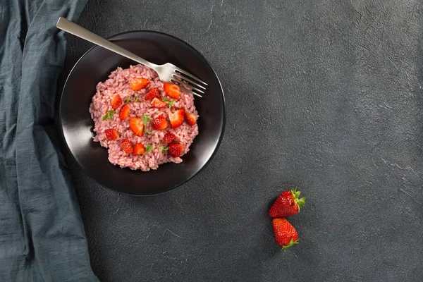 Φρέσκο ριζότο φράουλα ένα ντελικάτο και κομψό πιάτο — Φωτογραφία Αρχείου